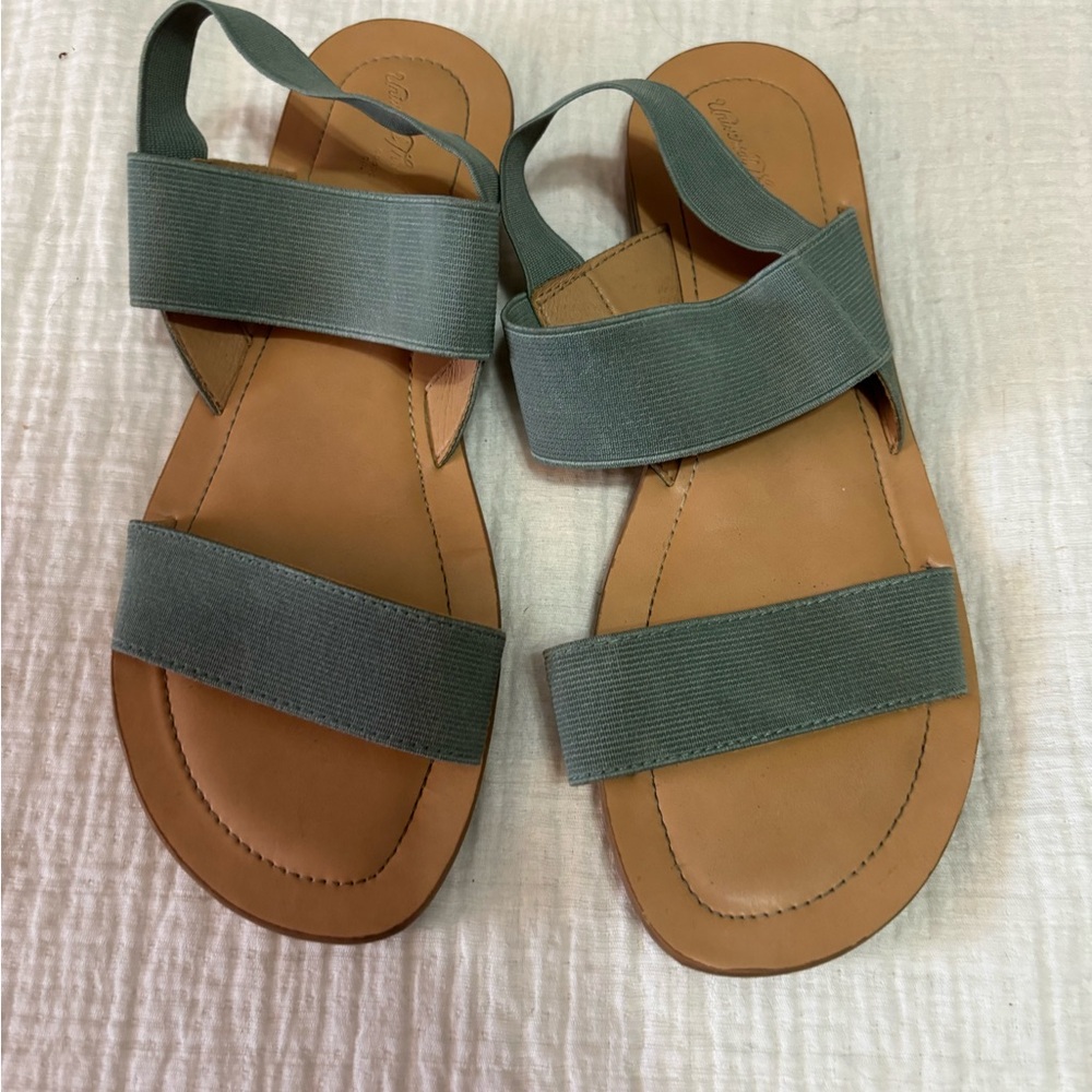 Cute sandals!